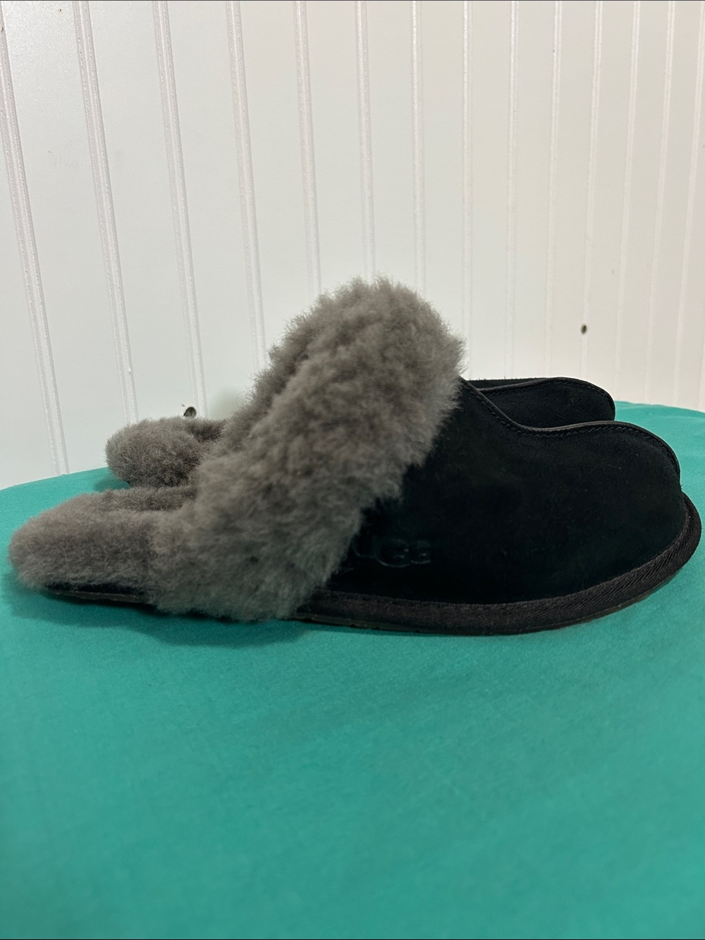 UGG -Scuffette- Black Suede Slip-On Fluff Slippers with Gray Lining Sz: 9